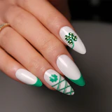 Green St Patrick' Day Nail