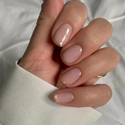 Kurze Nägel mit Goldglitter French Tip