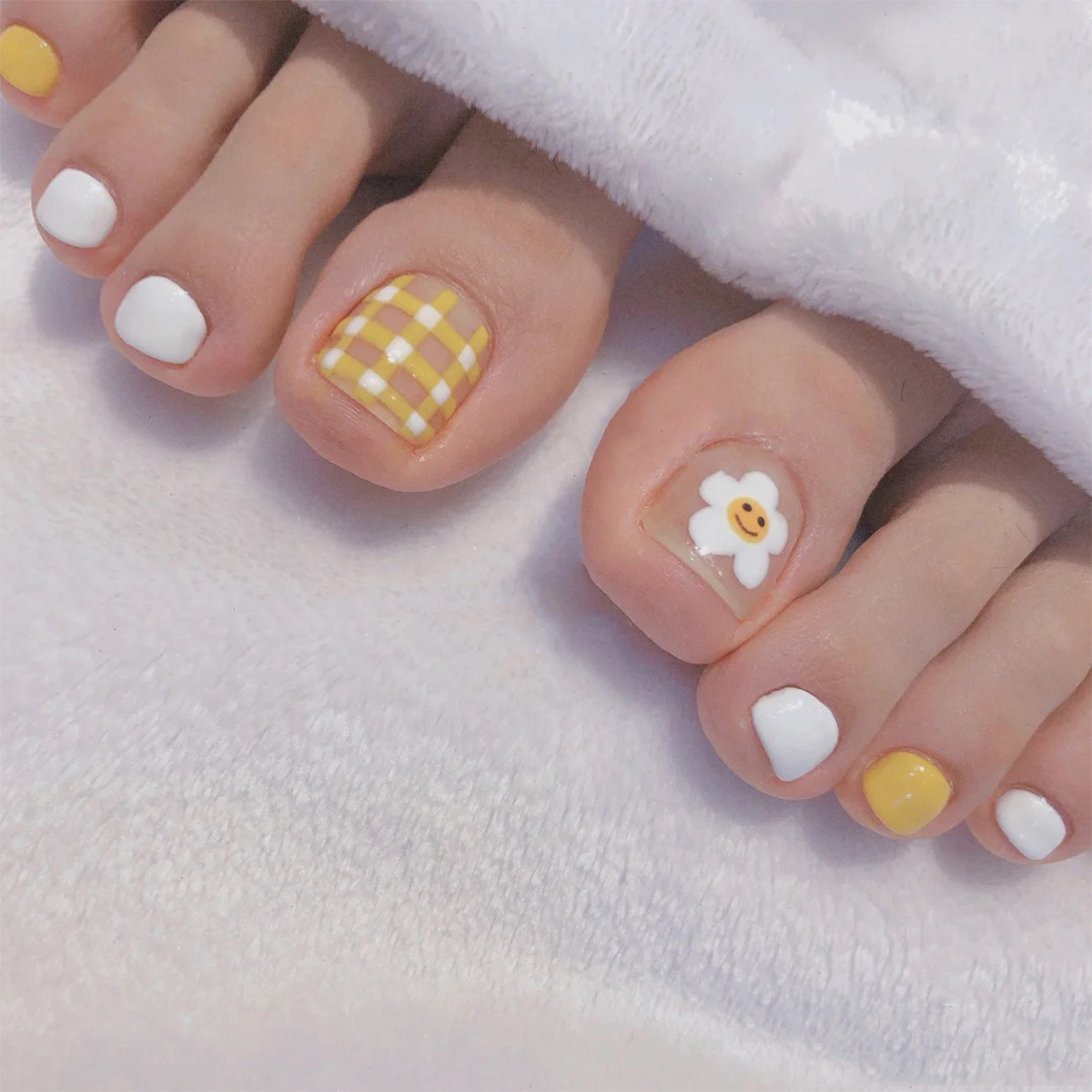 Flower Yellow Plaid Toe Nails